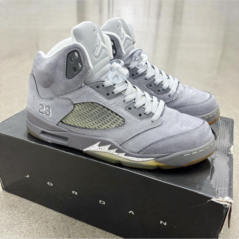 Size 10.5 - 2011 Air Jordan V Reto Wolf Grey in pre-owned condition.